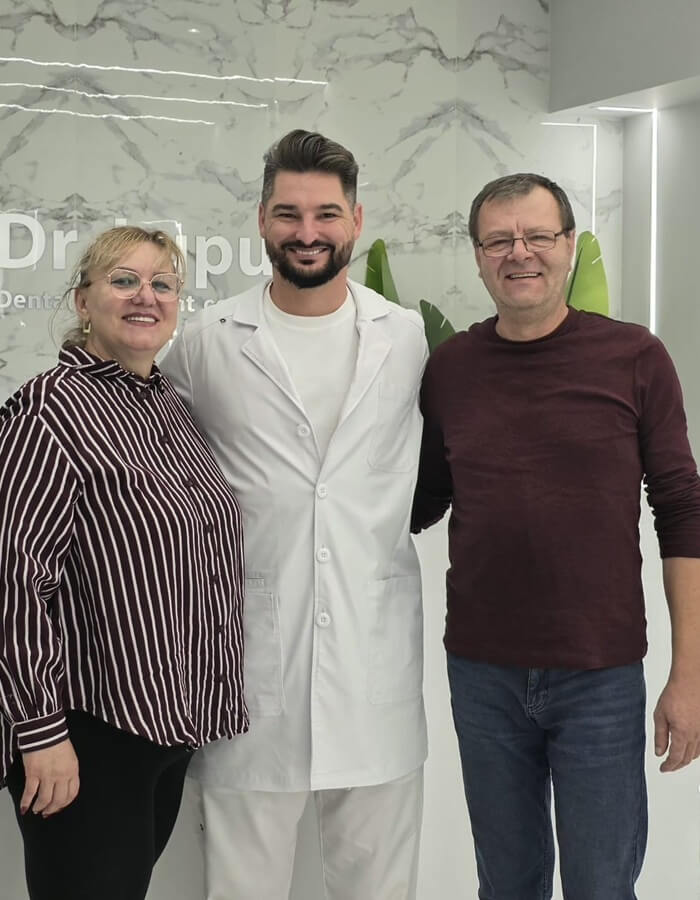 Dr. Lupu după tratament alături de doi pacienți