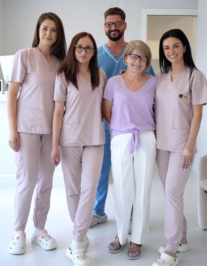 Dr. Lupu și echipa după tratament alături de dna. Gabriela