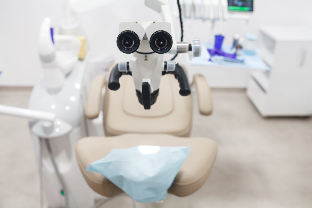 Microscop dentar pentru tratament endodontic